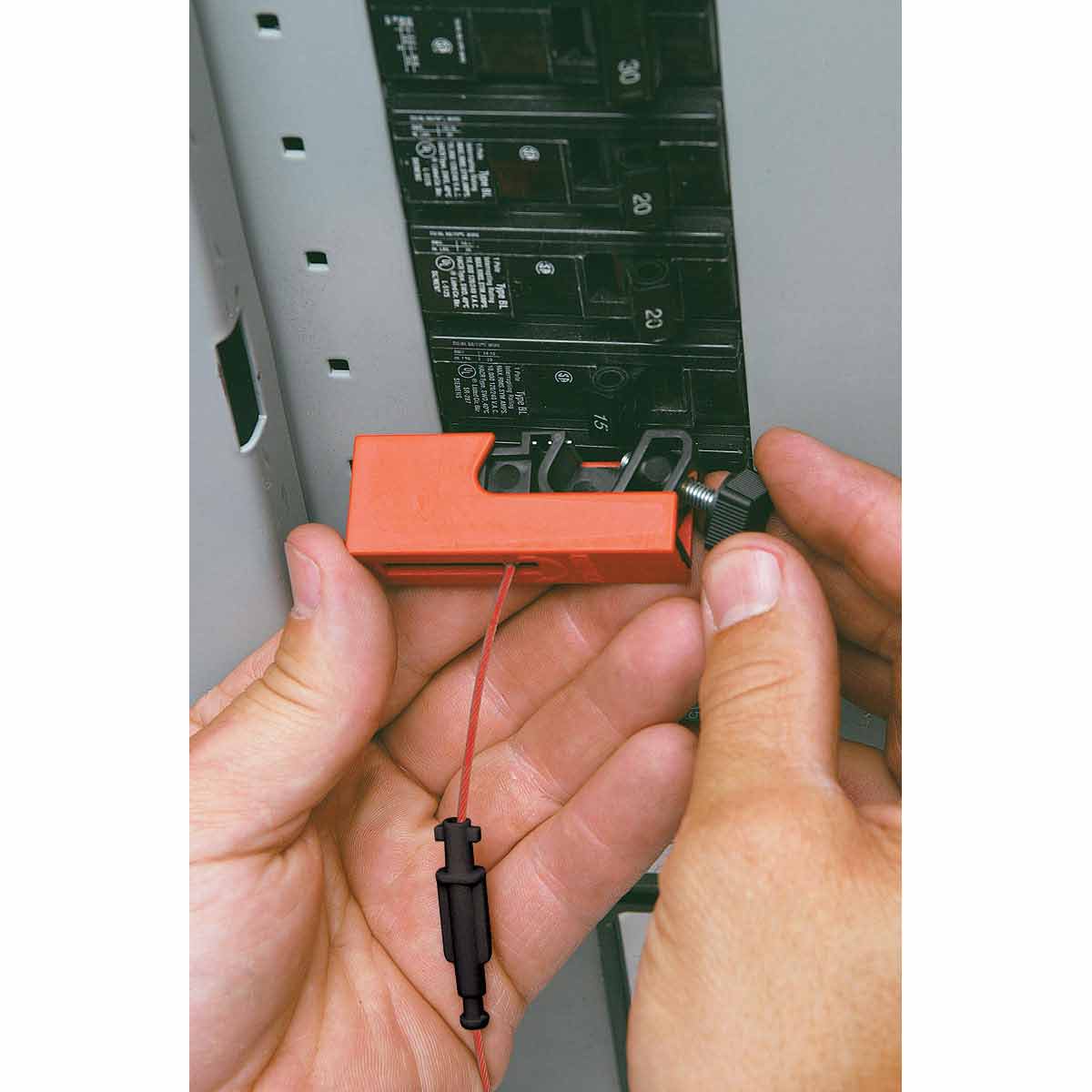 Блокираторы для выключателей EZ Panel Loc Snap-On Brady блокиратор,длина троса может использоваться совместно с дополнительным самоклеящимся держателем, 0.61 м - 2